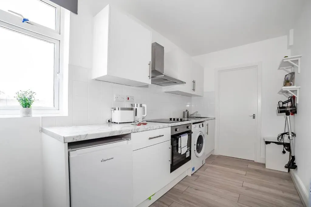 Modern Semi-Studio Flat In Historic London Setting