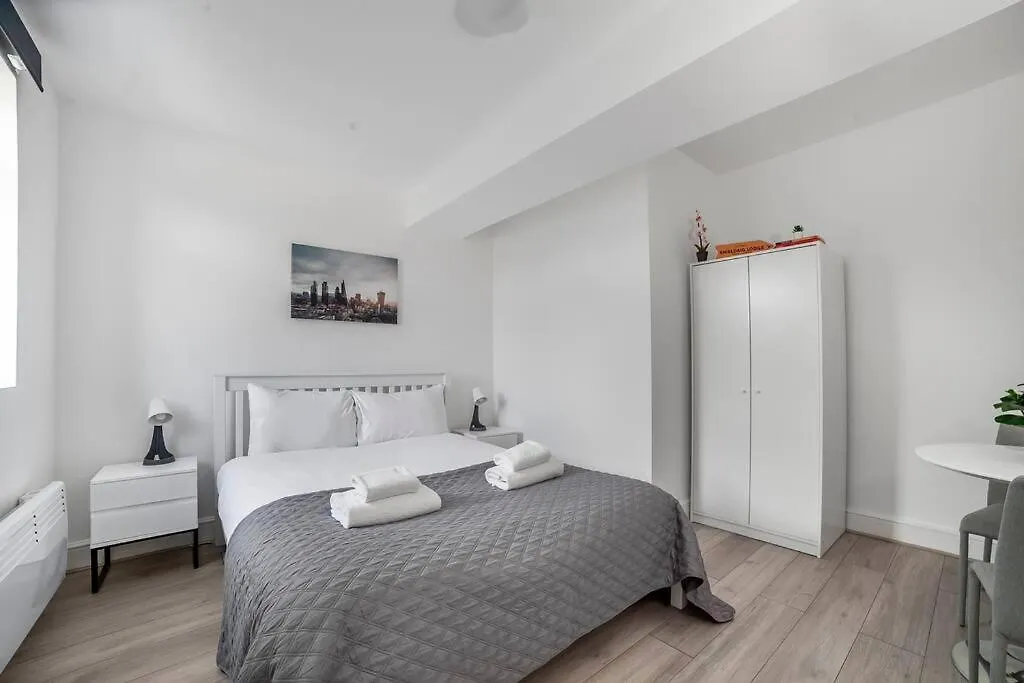 Modern Semi-Studio Flat In Historic London Setting