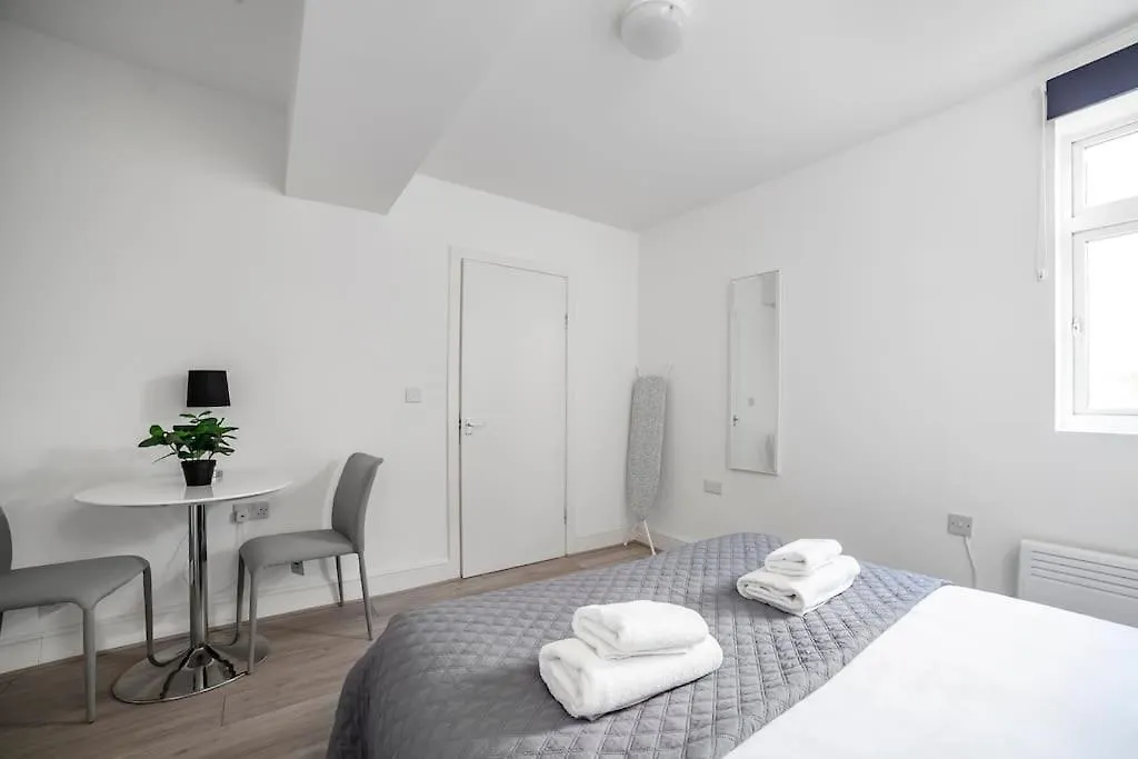 Modern Semi-Studio Flat In Historic London Setting