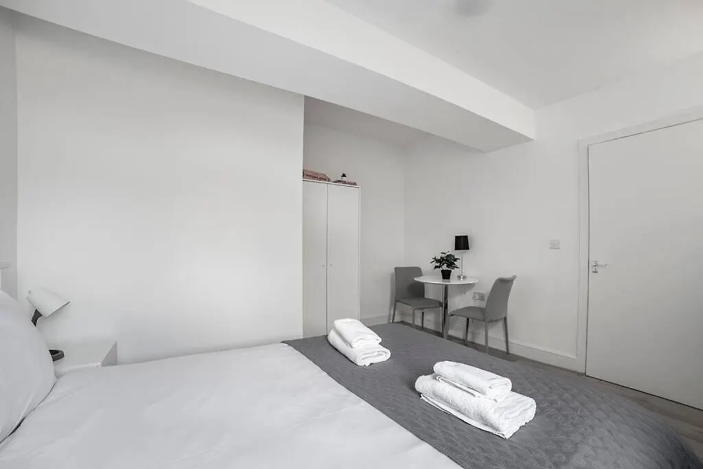Apartment Modern Semi-Studio Flat In Historic London Setting